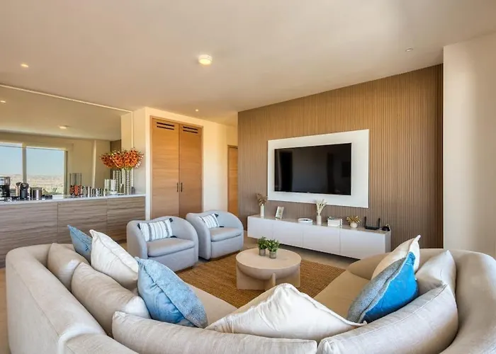 Bright Coastal With Ocean-view Balcony, Gym, Pools, Bbq & Kid's Park *